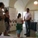 Il consigliere Sacchetti Colombi illustra ai visitatori le attività dell'Ecomuseo