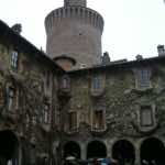 il gruppo dell'Ecomuseo sotto la torre del castello di Sartirana