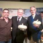 Stefano Nicrosini (Pro loco Dorno), De Ghislanzoni e Bosone allo stand della zucca di Dorno