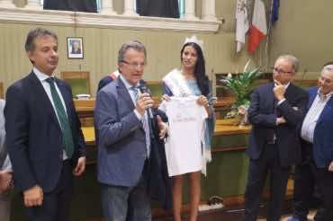 Miss Italia con la maglietta Ecomuseo